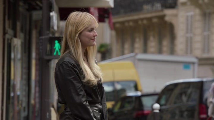 Emily_in_Paris_S02E03_WEBRip_x264-ION10_1008.jpg