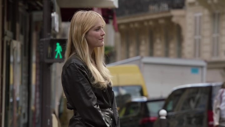 Emily_in_Paris_S02E03_WEBRip_x264-ION10_1009.jpg