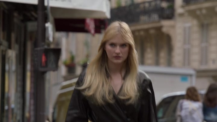 Emily_in_Paris_S02E03_WEBRip_x264-ION10_1017.jpg