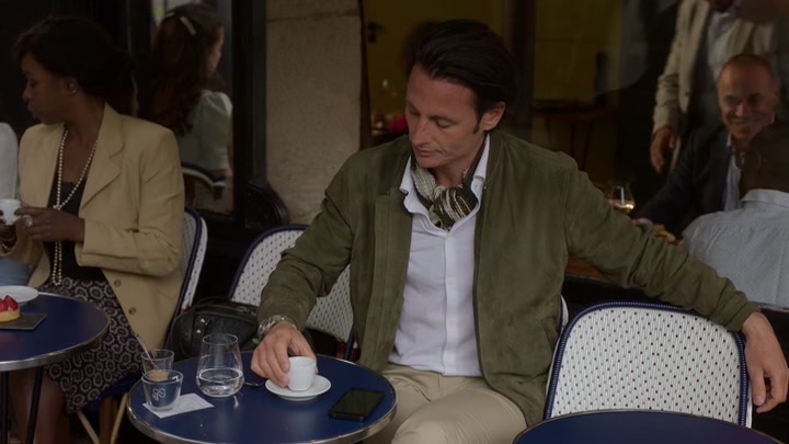 Emily_in_Paris_S02E03_WEBRip_x264-ION10_1022.jpg