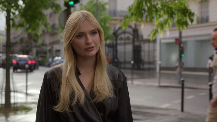 Emily_in_Paris_S02E03_WEBRip_x264-ION10_1034.jpg