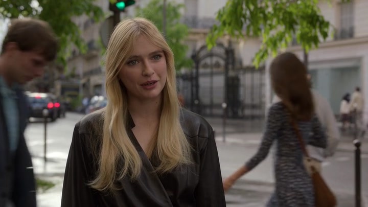 Emily_in_Paris_S02E03_WEBRip_x264-ION10_1035.jpg