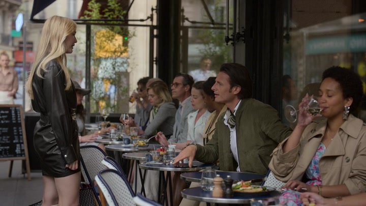 Emily_in_Paris_S02E03_WEBRip_x264-ION10_1040.jpg