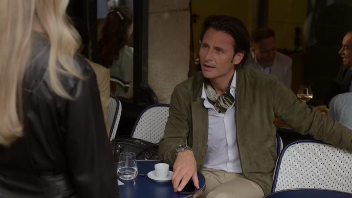 Emily_in_Paris_S02E03_WEBRip_x264-ION10_1043.jpg