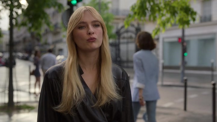 Emily_in_Paris_S02E03_WEBRip_x264-ION10_1048.jpg