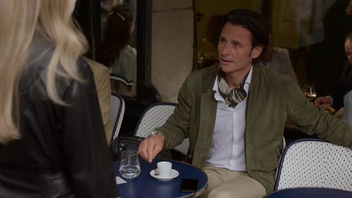 Emily_in_Paris_S02E03_WEBRip_x264-ION10_1052.jpg