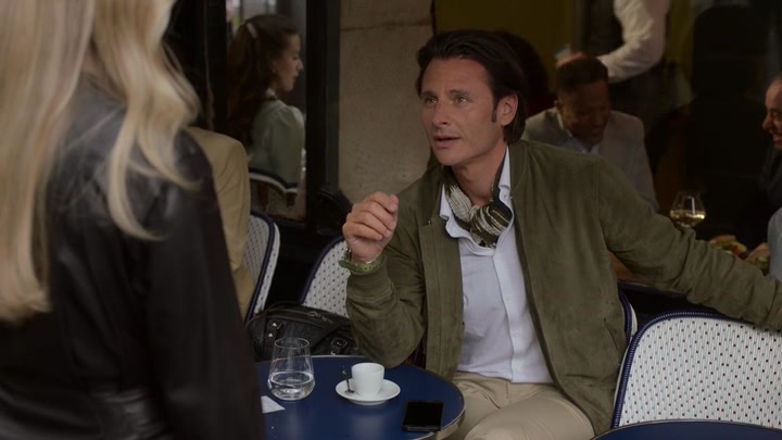 Emily_in_Paris_S02E03_WEBRip_x264-ION10_1055.jpg