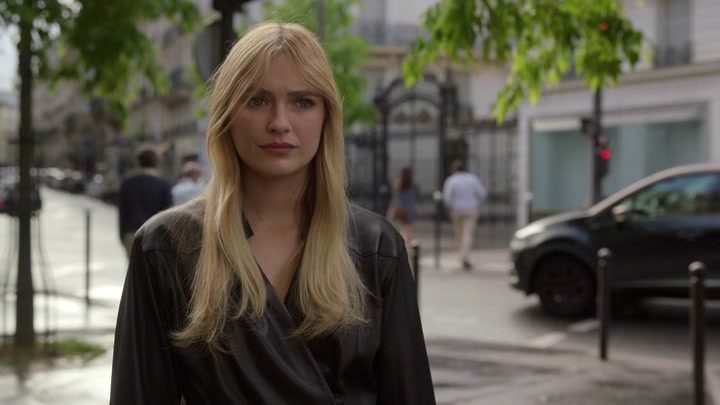 Emily_in_Paris_S02E03_WEBRip_x264-ION10_1069.jpg