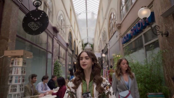Emily_in_Paris_S02E03_WEBRip_x264-ION10_1088.jpg