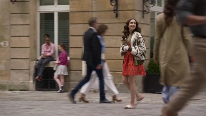 Emily_in_Paris_S02E03_WEBRip_x264-ION10_1125.jpg