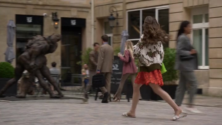 Emily_in_Paris_S02E03_WEBRip_x264-ION10_1131.jpg
