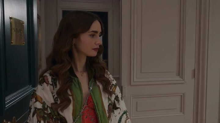 Emily_in_Paris_S02E03_WEBRip_x264-ION10_1138.jpg