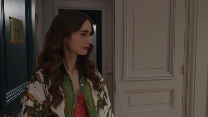 Emily_in_Paris_S02E03_WEBRip_x264-ION10_1139.jpg