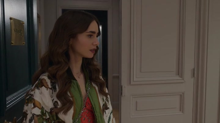 Emily_in_Paris_S02E03_WEBRip_x264-ION10_1140.jpg