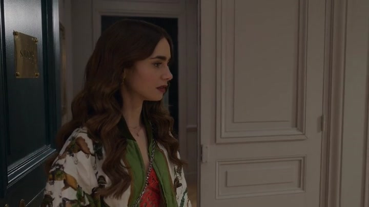 Emily_in_Paris_S02E03_WEBRip_x264-ION10_1141.jpg