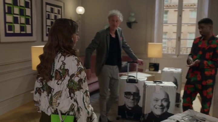 Emily_in_Paris_S02E03_WEBRip_x264-ION10_1146.jpg