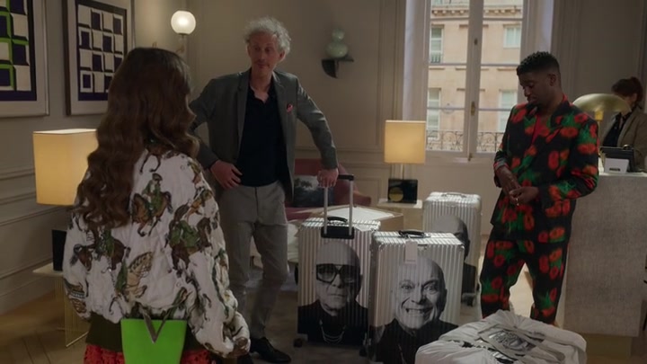 Emily_in_Paris_S02E03_WEBRip_x264-ION10_1149.jpg