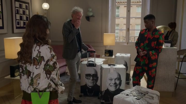 Emily_in_Paris_S02E03_WEBRip_x264-ION10_1156.jpg