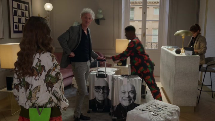 Emily_in_Paris_S02E03_WEBRip_x264-ION10_1166.jpg
