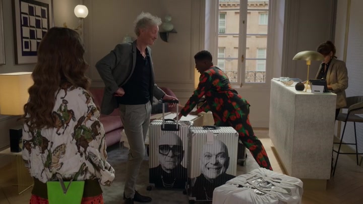 Emily_in_Paris_S02E03_WEBRip_x264-ION10_1167.jpg