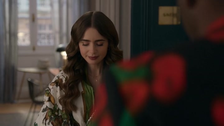 Emily_in_Paris_S02E03_WEBRip_x264-ION10_1173.jpg