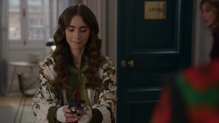 Emily_in_Paris_S02E03_WEBRip_x264-ION10_1188.jpg