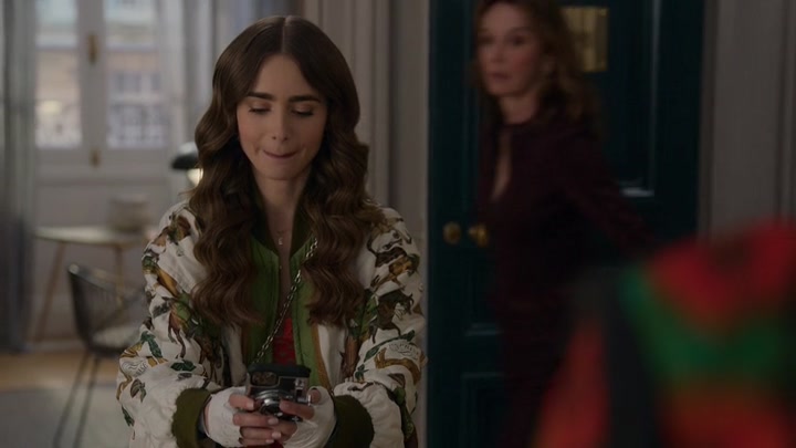 Emily_in_Paris_S02E03_WEBRip_x264-ION10_1189.jpg