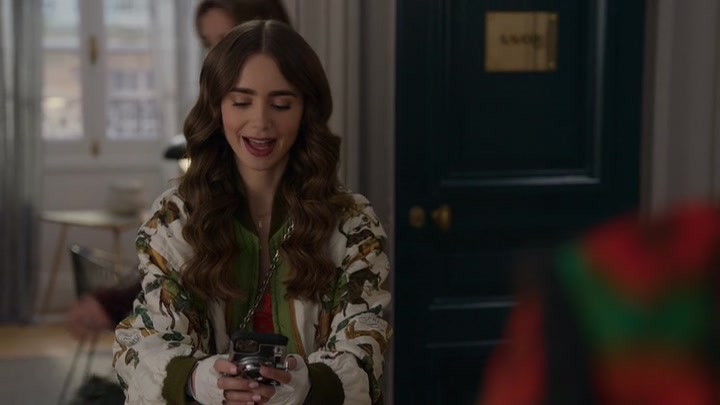 Emily_in_Paris_S02E03_WEBRip_x264-ION10_1190.jpg