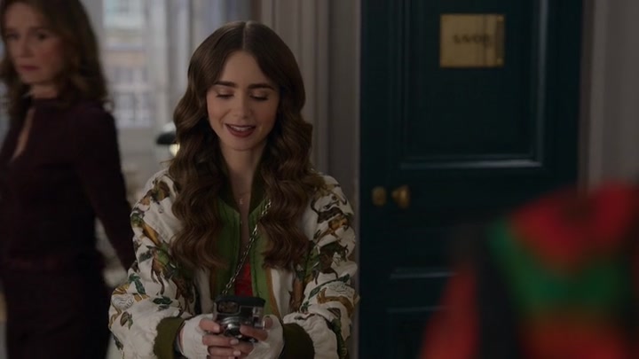 Emily_in_Paris_S02E03_WEBRip_x264-ION10_1191.jpg