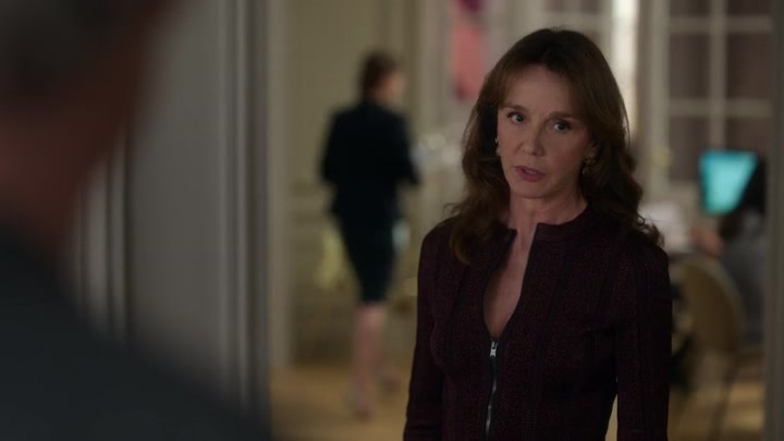 Emily_in_Paris_S02E03_WEBRip_x264-ION10_1206.jpg