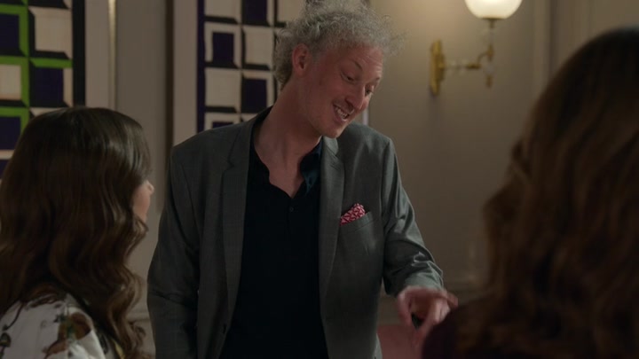 Emily_in_Paris_S02E03_WEBRip_x264-ION10_1214.jpg