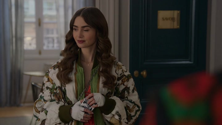 Emily_in_Paris_S02E03_WEBRip_x264-ION10_1222.jpg