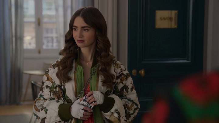 Emily_in_Paris_S02E03_WEBRip_x264-ION10_1223.jpg