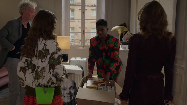 Emily_in_Paris_S02E03_WEBRip_x264-ION10_1226.jpg