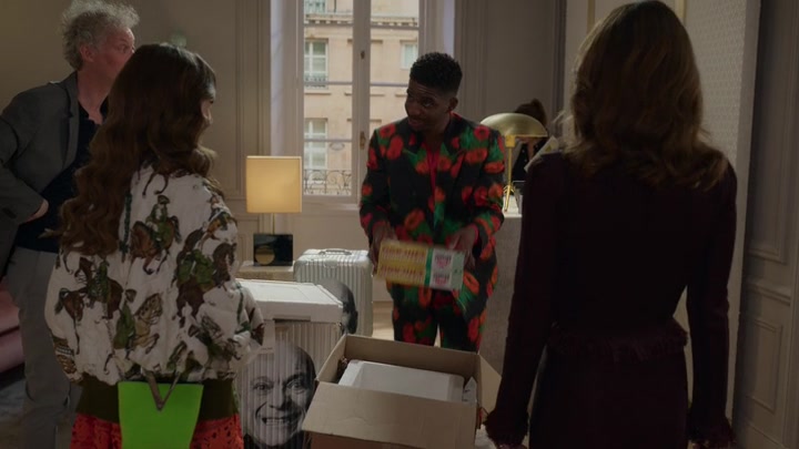 Emily_in_Paris_S02E03_WEBRip_x264-ION10_1227.jpg