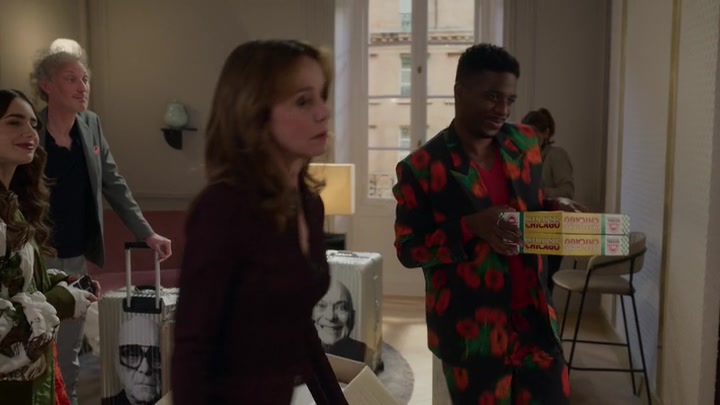 Emily_in_Paris_S02E03_WEBRip_x264-ION10_1231.jpg