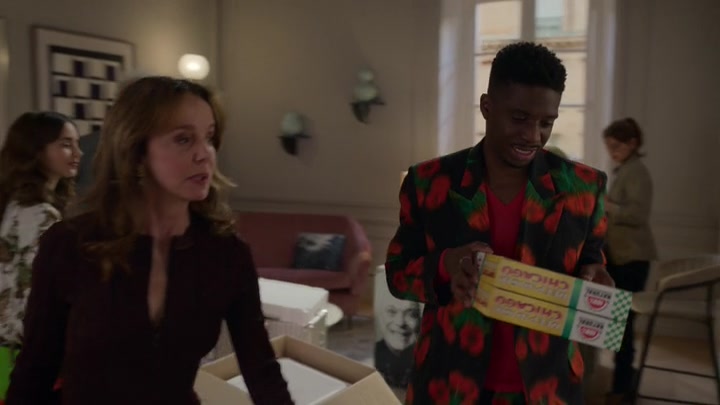 Emily_in_Paris_S02E03_WEBRip_x264-ION10_1232.jpg