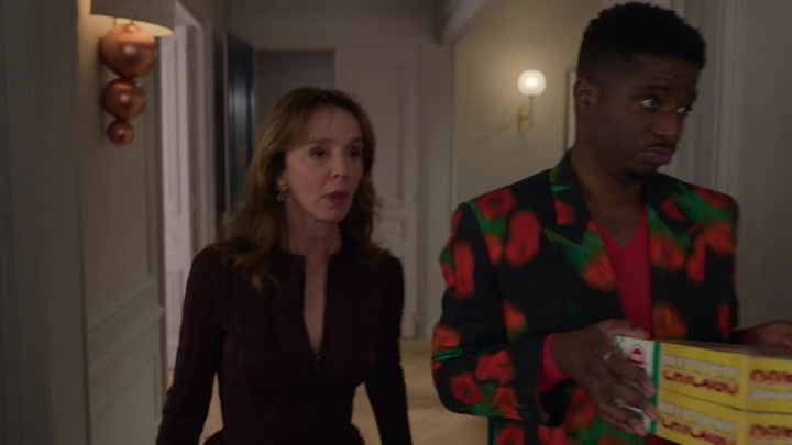 Emily_in_Paris_S02E03_WEBRip_x264-ION10_1237.jpg