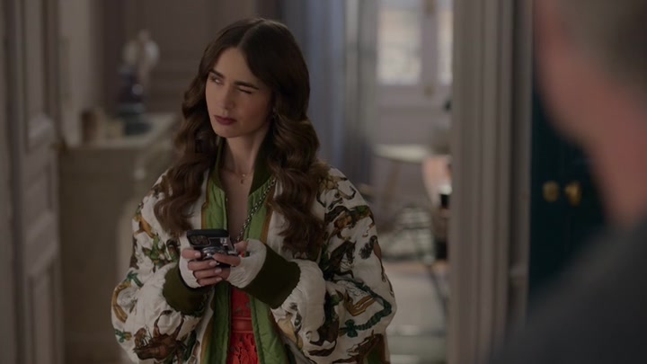 Emily_in_Paris_S02E03_WEBRip_x264-ION10_1239.jpg