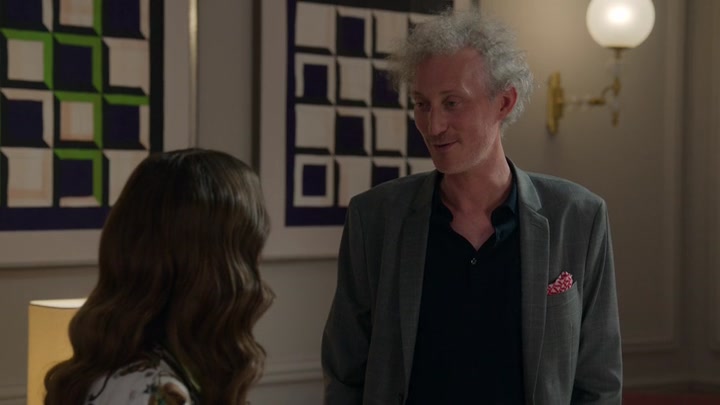 Emily_in_Paris_S02E03_WEBRip_x264-ION10_1253.jpg