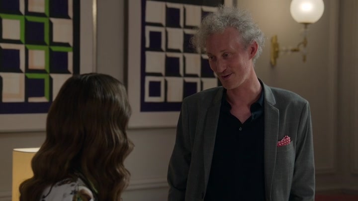 Emily_in_Paris_S02E03_WEBRip_x264-ION10_1255.jpg