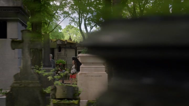 Emily_in_Paris_S02E03_WEBRip_x264-ION10_1266.jpg