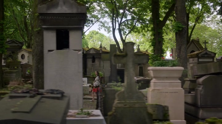 Emily_in_Paris_S02E03_WEBRip_x264-ION10_1268.jpg
