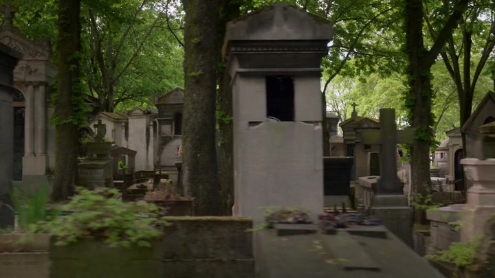 Emily_in_Paris_S02E03_WEBRip_x264-ION10_1270.jpg