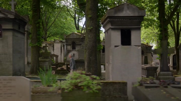 Emily_in_Paris_S02E03_WEBRip_x264-ION10_1271.jpg