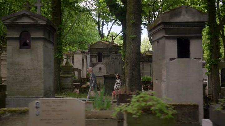 Emily_in_Paris_S02E03_WEBRip_x264-ION10_1272.jpg