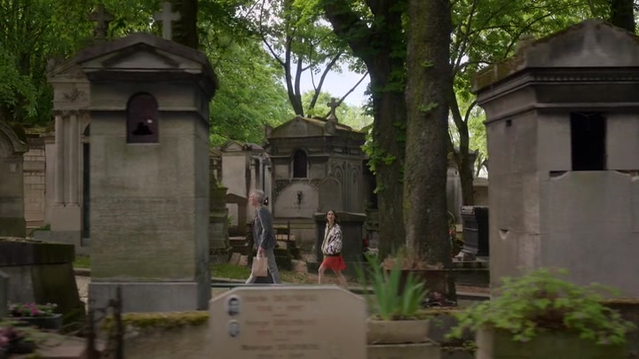 Emily_in_Paris_S02E03_WEBRip_x264-ION10_1273.jpg