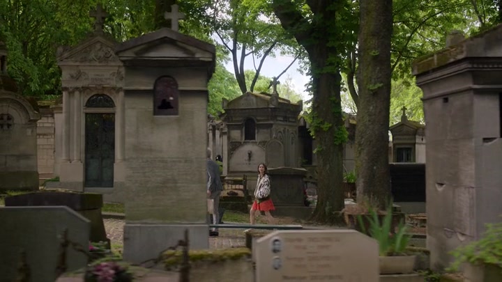 Emily_in_Paris_S02E03_WEBRip_x264-ION10_1274.jpg