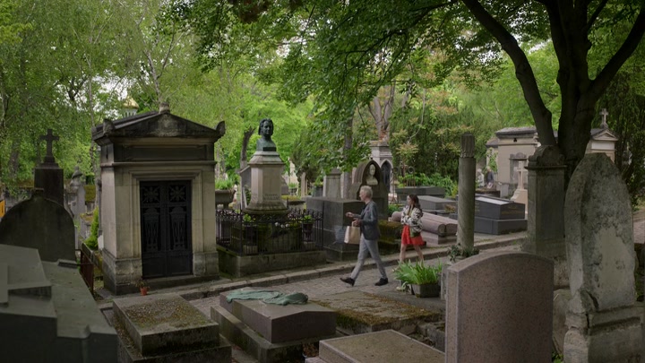 Emily_in_Paris_S02E03_WEBRip_x264-ION10_1283.jpg