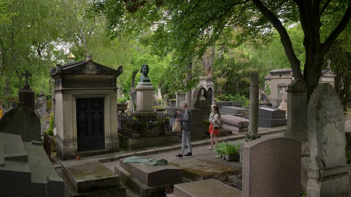 Emily_in_Paris_S02E03_WEBRip_x264-ION10_1284.jpg